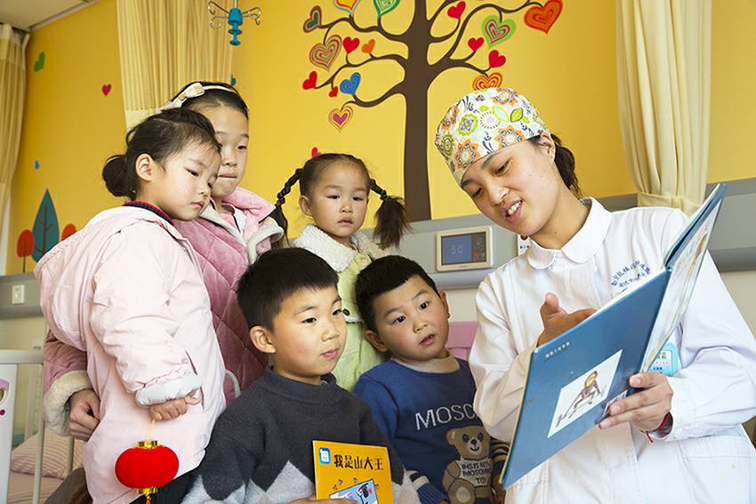 5.会讲故事的阿姨.jpg 5.会讲故事的阿姨.jpg